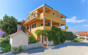 Gorgeous Apartment In Okrug Donji With Kitchen